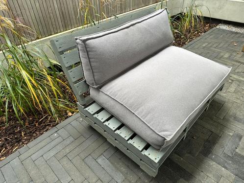 Leuk grijs palletbankje op wieltjes met nette kussens