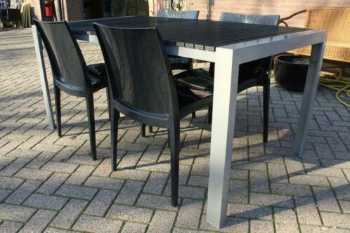 Leuk modern tuinset tuintafel  4 kunststof tuinstoelen 