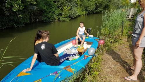 Leuk polyester bootje met 2 takt Yamaha buitenboordmotor 6 p