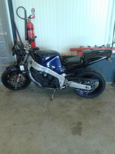 leuke naked bike 1000 cc met defecte carburateur loopt niet