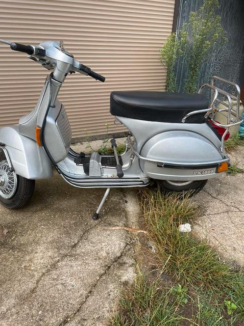 Leuke oldtimer motor scooter Vespa PX150