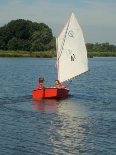 Leuke optimist met (strand) trailer van optiparts