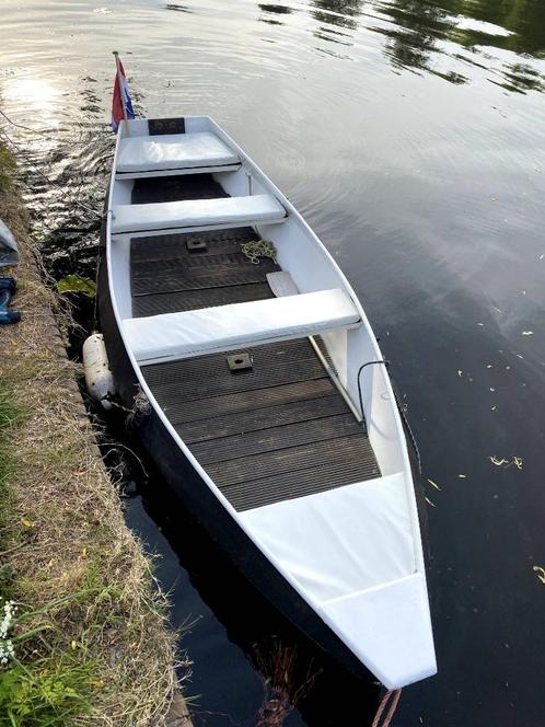 Leuke stalen vlet  sloep  grachten bootje met kussens