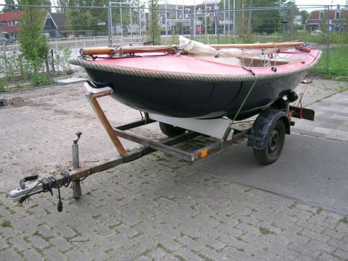 Leukothea zeil-, motor-, roeivlet met wegtrailer