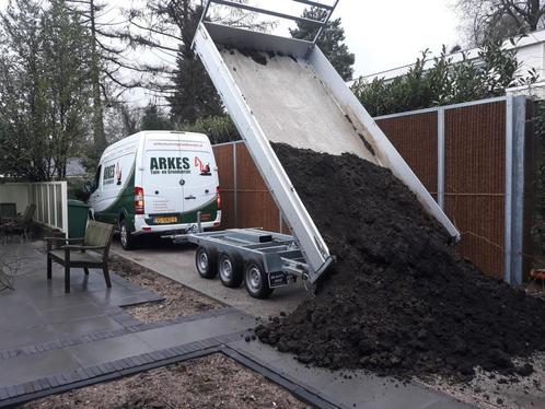 Levering van zwarte grond tuincompost zand puingranulaat