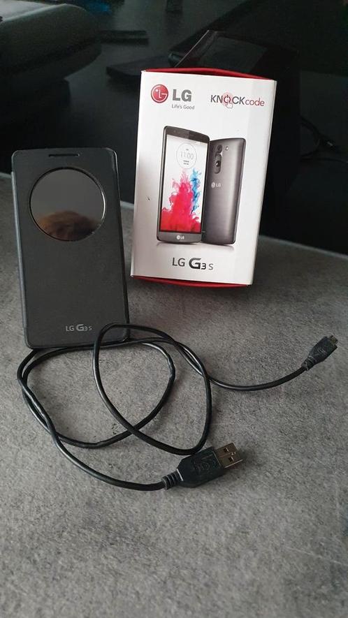 LG G3S met hoesje en usb-snoer