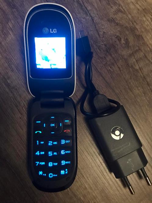 LG gsm telefoon A170 ( parelmoer wit ), inclusief oplader