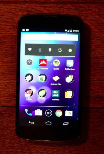 LG Nexus 4 met bescherm hoesje en originele bon