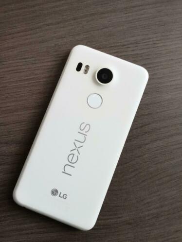 LG Nexus 5x met hoesje.