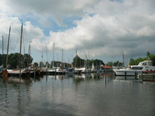 Ligplaatsen beschikbaar haven direct aan het Slotermeer.