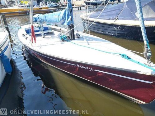 (Locatie Sneek) Open zeilboot Geuzenvalk, bordeauxrood