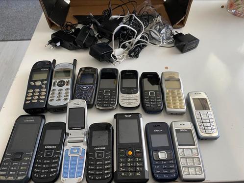Lot van 15 oude retro mobiele Nokia en Samsung telefoons