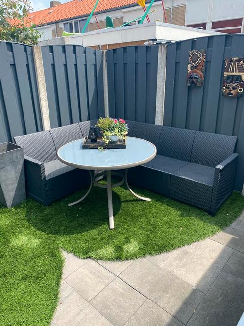 Loungebankje inclusief kussens en de tuintafel met glasplaat