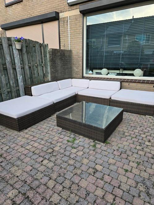 Loungeset 6 elementen met tafel en kussens. T.E.A.B.