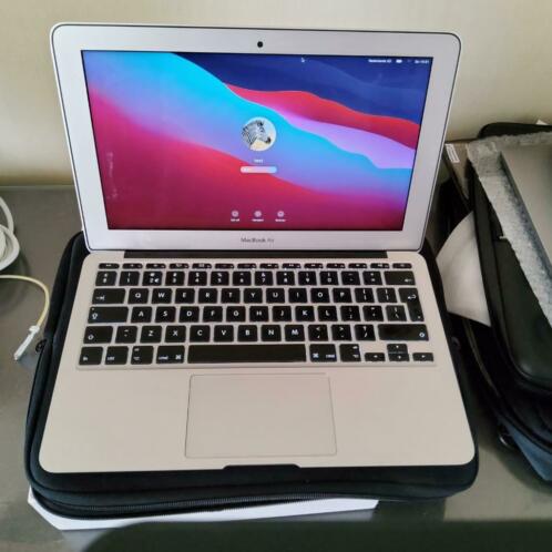 Macbook air 11 inch 2015 , 2,2 i7, 8gb Ram ,500 SSD SNELLLL