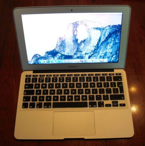 MACBOOK AIR 11 INCH, 4gb, 128gb ssd. 