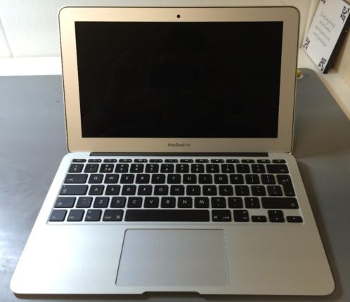 MacBook Air 11 inch - waterschade 1 jaar oud