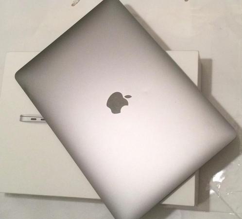 MacBook Air 13 Inch  8GB 256GB SSD  M1  2020