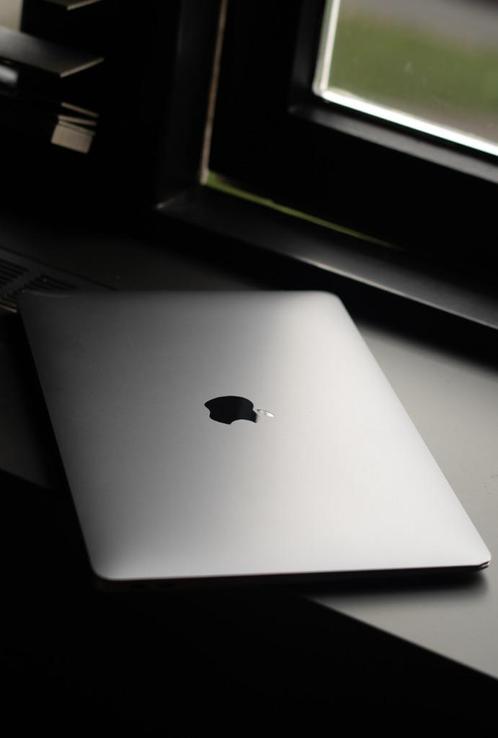 MacBook Air 13-inch  Core i5 1.6 GHz  256GB SSD  8 GB RAM