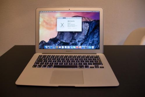 MacBook Air 13 inch, i5 1.7 GHz, 128GB SSD, 4GB  hoes, IZGS