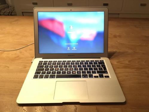 Macbook Air 13 inch i5 1.7 MHz 64 GB ssd jaar 2011