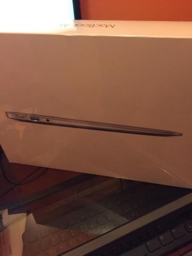 MacBook Air 13 inch nieuwe model nieuw in doos met bon