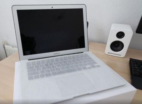Macbook air 13.3 inch 128GB 4GB ram