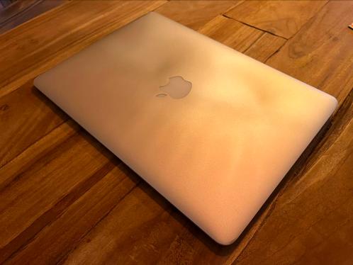 MacBook Air (13,3-inch, Early 2015)  oplader amp oortjes