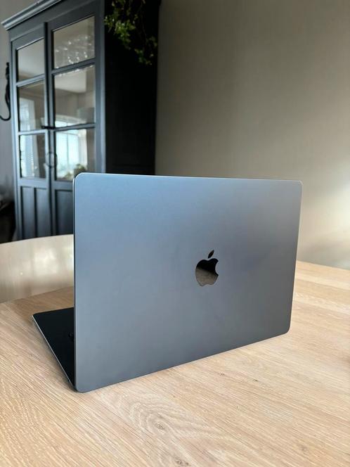 MacBook air 15 inch, M2 chip, kleur middernacht