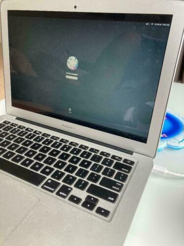 Macbook Air 2017 13 Inches (Great condition)