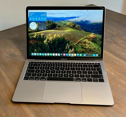 MacBook Air 2019 - 8GB Geheugen met Case Logic Hoes