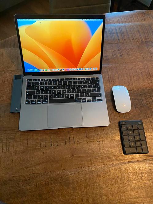 MacBook Air (2020) incl. Docking Station en Magic Mouse