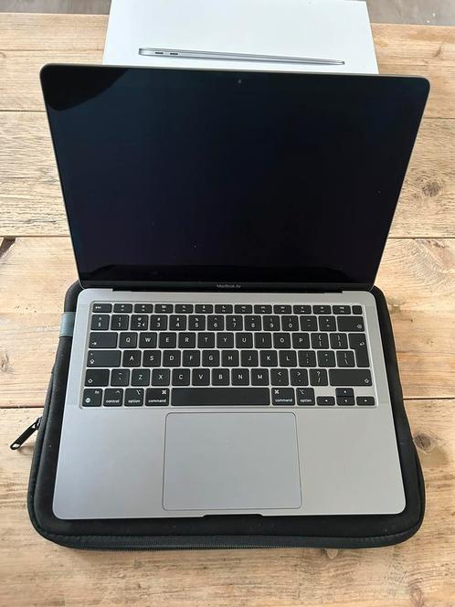 Macbook air (2020) M1 16 gb met beschermhoes