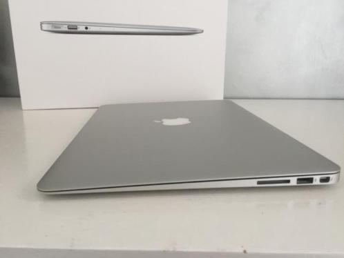 Macbook Air uit 2011 i5 met SSD en office pakket. Nieuwstaat