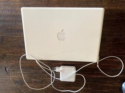 MacBook met de originele oplader en tasje