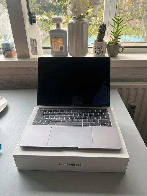 Macbook Pro 13 2017 - i5, 8GB, Touchbar, 4 USB-C , 256Gb