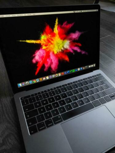 MacBook Pro (13-inch, 2017, Two Thunderbolt 3 ports)  hub