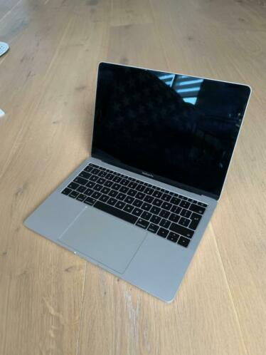 Macbook Pro 13 inch (late 2017) 16GB ram, 256GB met doos