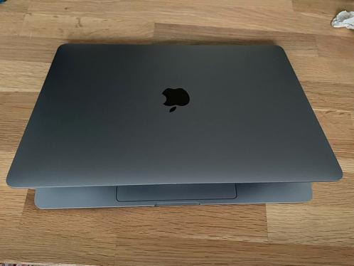 MacBook Pro (13-inch, M1, 2020), 8GB RAM, 256GB opslag.