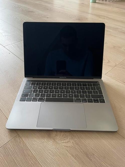 Macbook Pro 13 inch Touchbar 128gb 8gb ram 2019