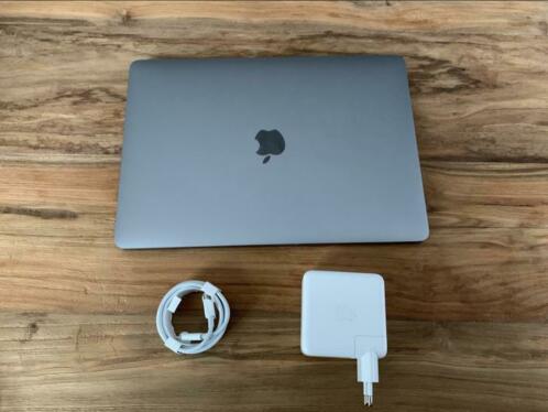 MacBook pro 13 inch256 SSD 1 maand oud 3xgeladengarantie
