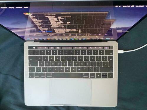 Macbook pro 13 space grey touch bar 256 gb bijna nieuw