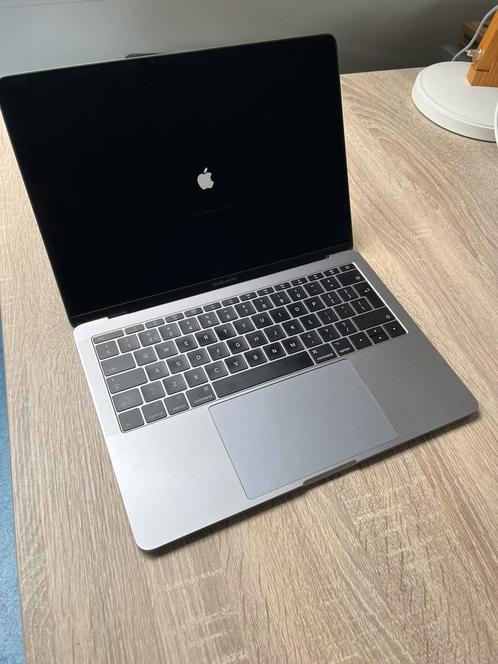 MacBook Pro 13,3 256gb ssd 8gb