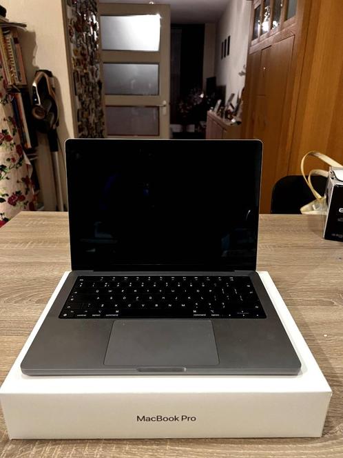 Macbook pro 14 inch (2021) M1 pro chip  toetsenbord en muis