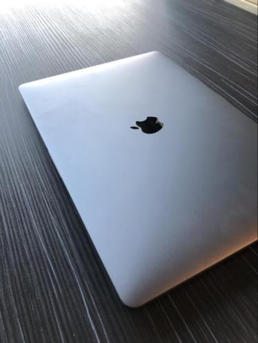 MacBook Pro 15 inch 2017 512GB 2,9GHz i7 met EXTRA accessoir