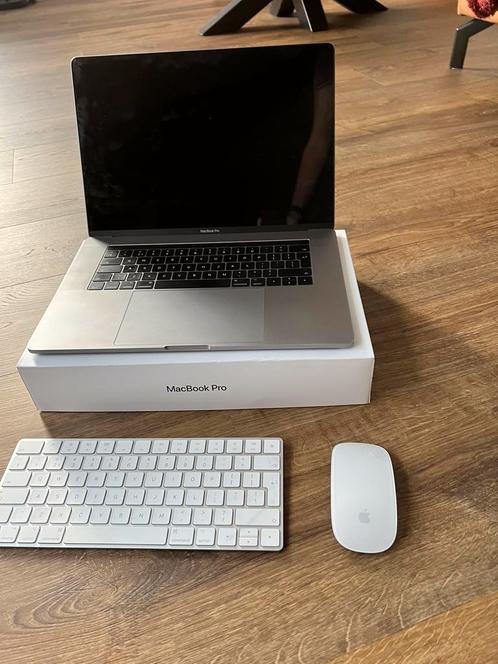 MacBook Pro 15 Inch 2017  Magic Mouse en Keyboard