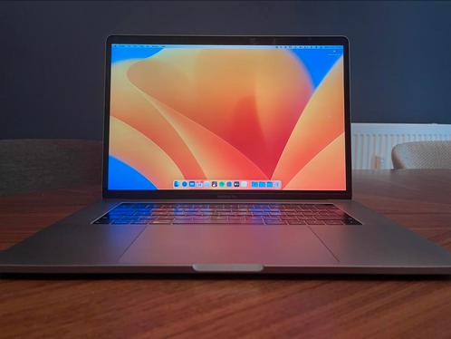 MacBook Pro 15 inch 2019  Touch Bar  i7  incl. Thule case