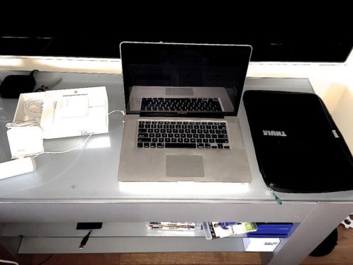 Macbook PRO 15 Inch (2GHz Intel Core i7) Apple laptop