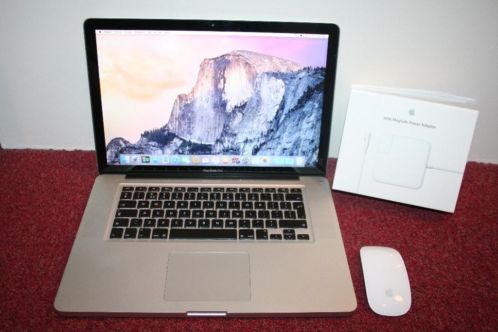 MacBook Pro 15-Inch Met Apple magic mouse en power adapter