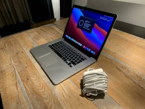 MacBook Pro  15 inch Retina  i7  2,2 GHz  256 GB